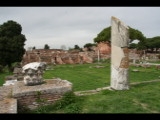 06943 ostia - regio i - insula xi - tempio rotondo (i,xi,1) - platz vor der cella - blick von suedwesten - im hintergrund  caseggiato del larario.jpg